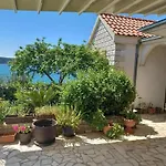 Three-bedroom With Sea View A2 特罗吉尔