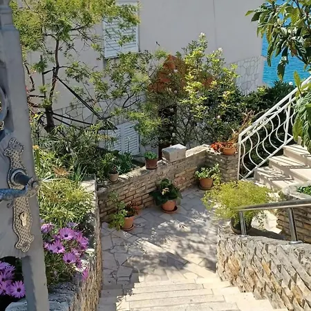 Three-bedroom With Sea View A2 特罗吉尔