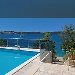 Three-bedroom With Sea View A2 شقة